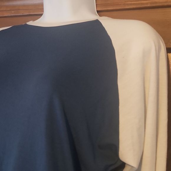 𝅺LULAROE Randy top medium solid blue - Picture 2 of 4